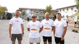 czterech mężczyzn w strojach sportowych, którzy uczestniczyli w biegu charytatywnym