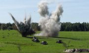 cztery polskie tankietki i polscy żołnierze atakują niemieckich żołnierzy - widowisko historyczne
