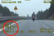motocyklista przekraczający prędkość na motocyklu - klatka z nagrania z wideorejestratora