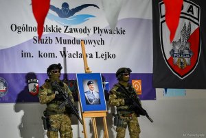 1. Zdjęcie przedstawia funkcjonariuszy BOA stojących na warcie honorowej przy zdjęciu przedstawiającycm zmarłego kom. Wacława Lejko.