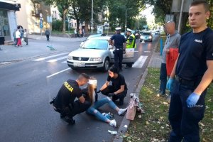Udzielanie pomocy przy ulicy Jagiełły w Słupsku przez policjantów.
