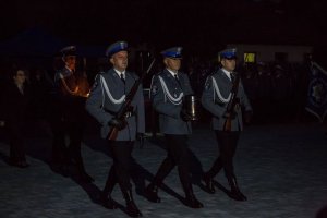 Policjanci Kompanii Honorowej niosą urnę z prochami pod Pomnik