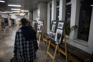 Wystawa zdjęć w komendzie z okazji rocznicy zbrodni katyńskiej ukazująca historię wybranych policjantów