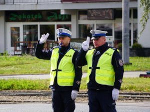 dwóch policjantów salutuje