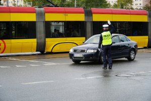 policjant zatrzymuje ruch drogowy