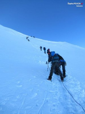 Na zdjęciu widać drogę funkcjonariuszy na szczyt góry.