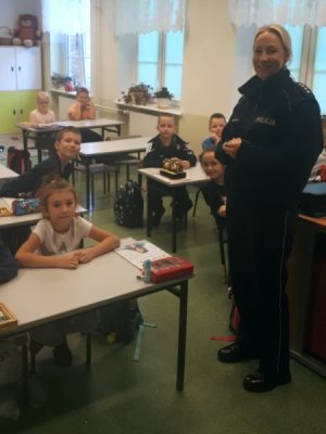 Wykładowca Szkoły Policji podczas zajęć z dziećmi.