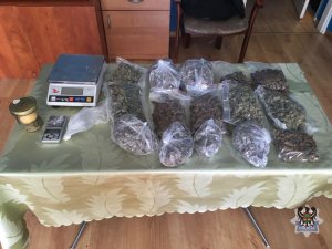 Na zdjęciu ponad 1 kg zabezpieczonych przez policjantów narkotyków w postaci marihuany.
