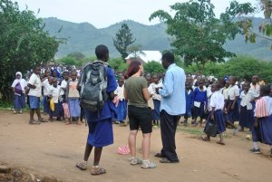 Policjantka w czasie wolnym odwiedziła szkołę w Tanzanii&quot;&gt;