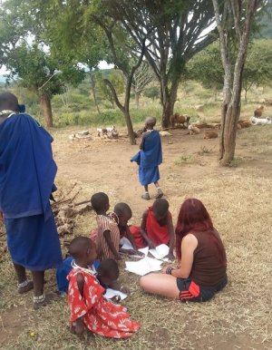 Policjantka w czasie wolnym w Tanzanii rysuje z masajskimi dziećmi&quot;&gt;