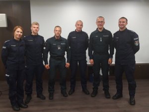 grupa policjantów polskich i litewskich