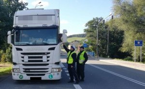 Funkcjonariusze Policji i ITD podczas kontroli drogowych pojazdów ciężarowych