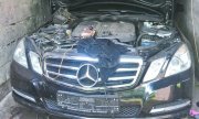 Mercedes z otwartą pokrywą silnika ukryty w garażu