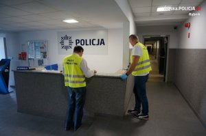 Dwaj policjanci na terenie holu KMP w Rybniku