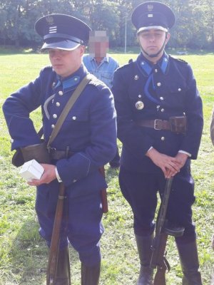 Na zdjęciu widnieją mężczyźni przebrani w mundury policyjne z roku 1939r.
