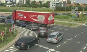 Na zdjęciu pokazane są samochody, które znajdują się na rondzie w Płocku