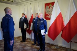 Komendant Główny Policji,  Attache ds. Policji przy Ambasadzie Gruzji w Polsce, Ambasador Gruzji w Polsce naprzeciwko nich stoi policjant
