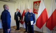 Komendant Główny Policji,  Attache ds. Policji przy Ambasadzie Gruzji w Polsce, Ambasador Gruzji w Polsce naprzeciwko nich stoi policjant