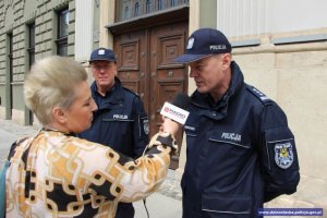 Dziennikarka przeprowadza wywiad z  Zastępcą Komendanta Wojewódzkiego Policji we Wrocławiu – insp. Dariuszem Wesołowskim
