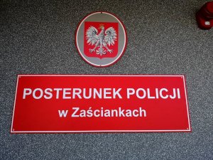 czerwona tabliczka z nazwą posterunku policji: Posterunek Policji w Zasciankach