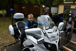 chłopiec na motocyklu policyjnym
