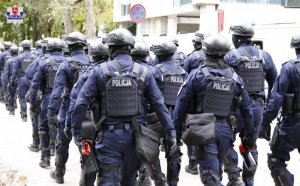 Policjanci zabezpieczali II Marsz Równości - kompania umundurowanych policjantów na ulicach miasta