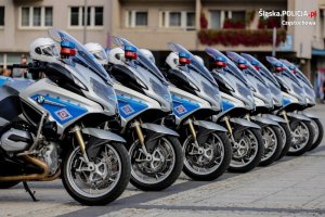 motocykle policyjne ustawione w rzędzie