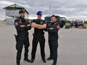 Policjanci XXX rotacji Jednostki Specjalnej Polskiej Policji w Kosowie na wspólnych ćwiczeniach z przedstawicielami KFOR-u.