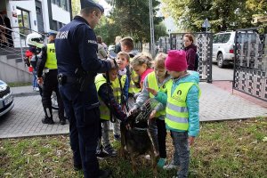 policjant z psem i grupa dzieci