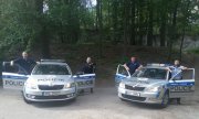 Polscy policjanci przy radiowozach wraz z czeskimi funkcjonariuszami