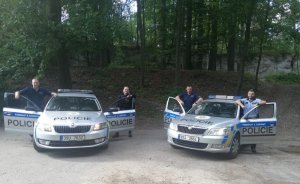 Polscy policjanci przy radiowozach wraz z czeskimi funkcjonariuszami