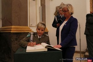 Gen. bryg. SG Wioleta Gorzkowska dokonuje wpisu do Księgi Pamiątkowej