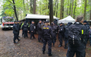 akcja poszukiwawcza - policjanci w lesie