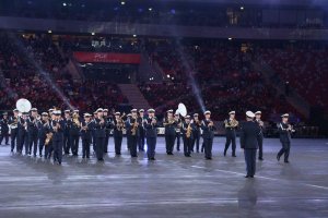 Orkiestra Reprezentacyjna Policji - w tle wypełniona trybuna Stadionu Narodowego