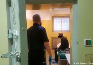 Na zdjęciu widnieje zatrzymany w sprawie oszustwa metodą na policjanta
