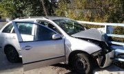 Uszkodzone auto po wjechaniu w barierki