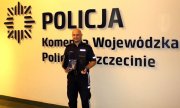policjant z nagrodą statuetką