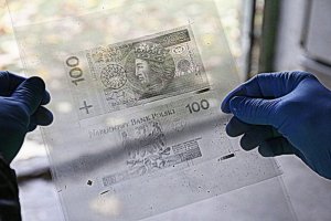 Na zdjęciu znajduje się odbity banknot.