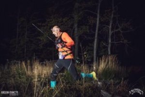 asp. szt. Tomasz Staniek podczas biegu górskiego. Zdjęcie wykonane w nocy.