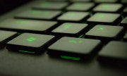 podświetlona na zielono klawiatura komputera