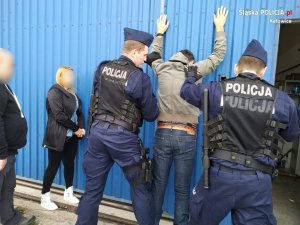 policjanci podczas zatrzymania mężczyzną, który zabarykadował się w hangarze