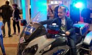 „BEZPIECZNIE – CHCE SIĘ ŻYĆ 2019“ - chłopiec na motocyklu policyjnym
