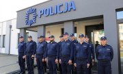 Otwarcie nowego budynku Komisariatu Policji w Wisznicach - policjanci przed nowym komisariatem