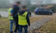 Nastolatek prowadzony w eskorcie dwóch policjantów