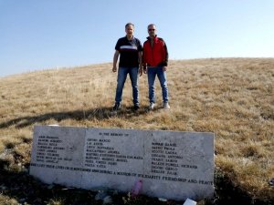 Podinsp. Robert Zabłotny i włoski policjant w miejscu katastrofy lotniczej w Kosowie
