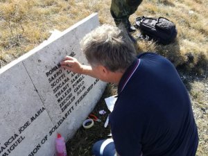 Włoski policjant odnawia miejsce upamiętniające ofiary katastrofy lotniczej w Kosowie