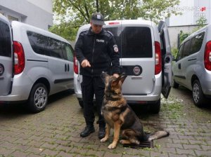 Policjant z psem który znalazł mężczyznę