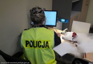 policjantka przy komputerze