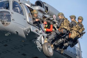 śmigłowiec Black Hawk podczas ćwiczeń i kontrterroryści