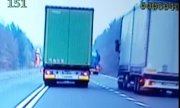 ciężarówka wyprzedza inny samochód ciężarowy na drodze